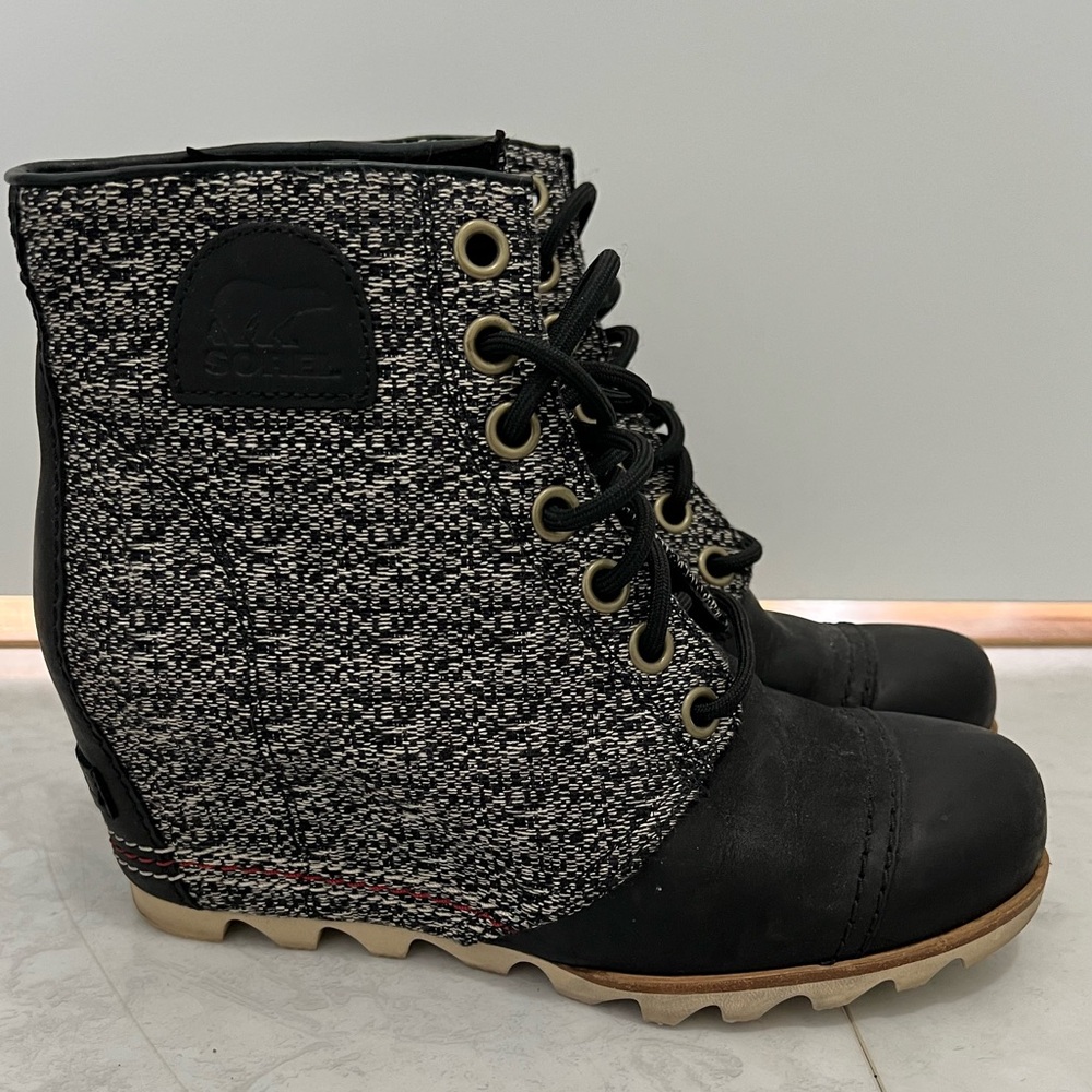 Sorel Women's Black and Gray Boots